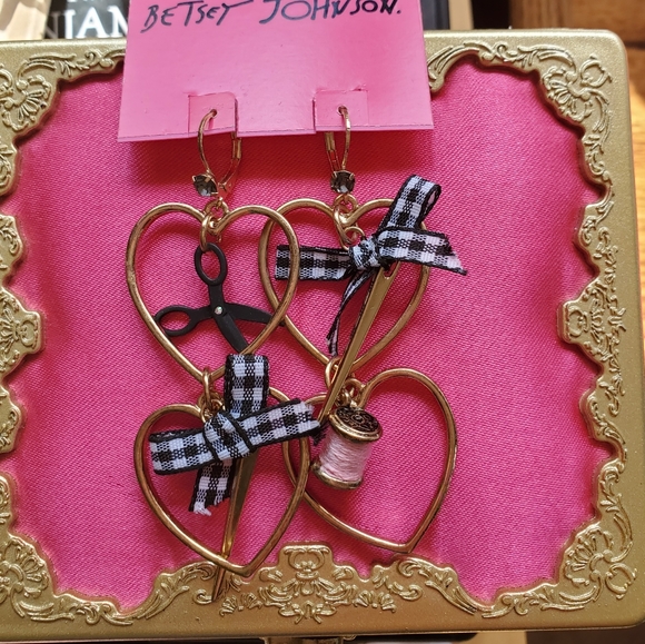 Nwt Betsey Johnson dangle earrings RARE - Picture 1 of 4